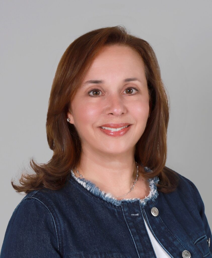 Edith Villacampa Fiato headshot Portrait employee of Roots & wings